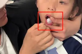 一年级女孩上课吃鞋扣嘴被“封印”，成了全班的“活教材”图片