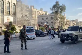 伊朗报复前，美国电话打给中方，给胡塞开诱人条件，就是不提两字图片