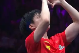 催泪！王楚钦夺冠向天比爱心手势祈祷，家庭遭变故盼家人平安好运图片