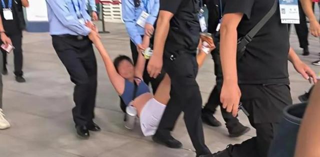 “网球姐”后续！二婚嫁瑞典人晒的儿子护照，邻居透露真实人品