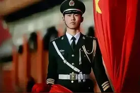 张自轩，国旗擎旗手，退役重新穿上新军装，格外的帅气图片