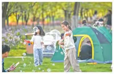 赏花吃春菜露营，春日消费海啸引爆财富密码。