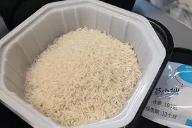 自热米饭原来是用“假米”？10分钟就能熟，吃了对身体有危害吗？图片