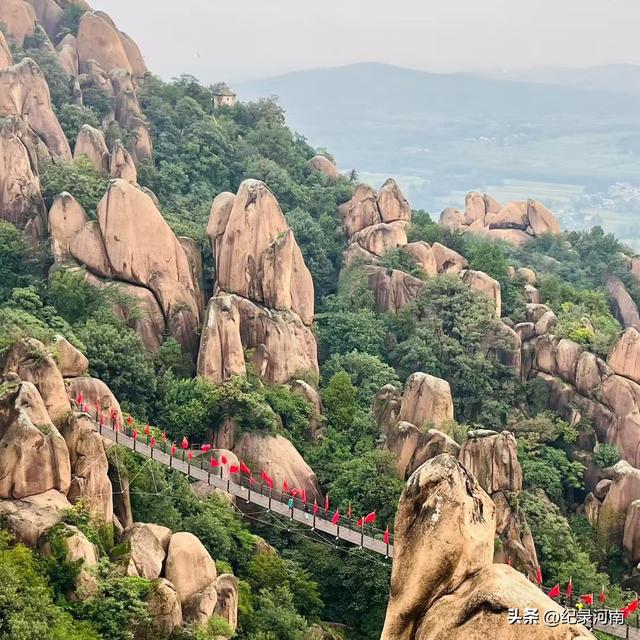 雨中嵖岈山