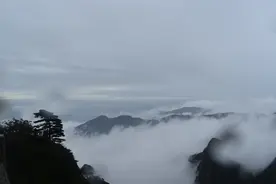 漂浮在云海中的黄山图片