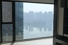 长沙业主新房开荒保洁后，4万元湖景落地窗现2米划痕！58到家回应图片