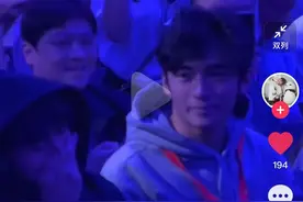 谢霆锋演唱会 两个儿子来了 被拍后害羞戴上帽子 旁边疑是王菲女儿图片