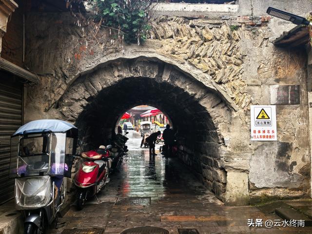 陕鄂交界的这宝藏小城，真是陶渊明的桃花源，在老街逛吃停不下来