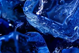 4K壁纸：有一种蓝 叫克莱因蓝图片