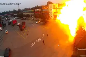 惨烈！监控视频曝光现场这种迷惑行为令人揪心，雅安油罐车爆燃事故造成两死两伤图片