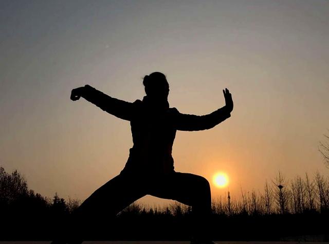 真好笑！独练太极拳	，有时候练着练着，有的招式就跳过去了