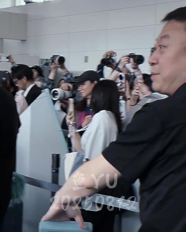 国乒日本返程北京，马琳一路最忙，请王楚钦签名，喊孙颖莎登机！