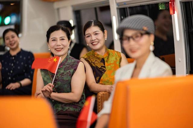 外国友人点赞！苏州金龙双层巴士打造“世界义乌”文旅新范式