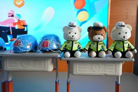 预热“全国交通安全日”，儿童头盔送进校园，长沙交警呼吁关注中小学生出行安全图片