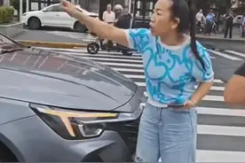 谁有道理！女司机驾车经积水路段贱外卖员一身 小哥先开骂被其殴打图片