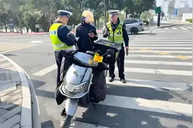 除了戴头盔，4月起，电动车、三轮车合法上路要满足“4个必须”图片