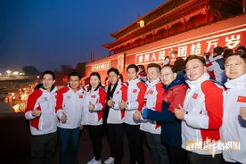 今日一大早，霍启刚与一众港澳青年天安门观升旗礼，自豪唱国歌图片