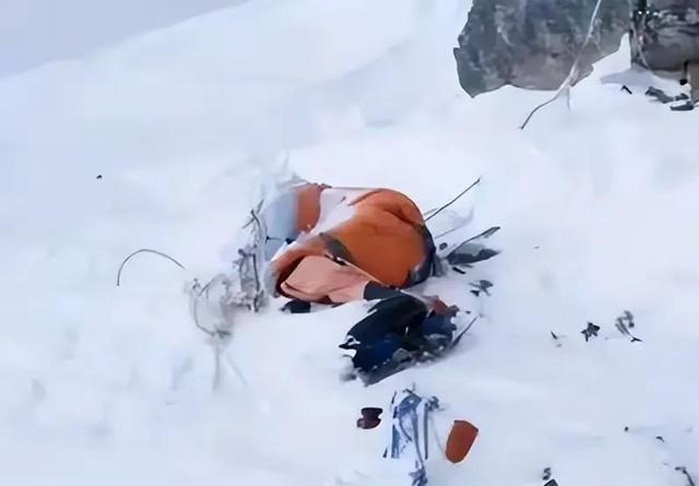 珠峰暴雪围困！向导血肉之躯开生路，百人奇迹生还，拒收天价酬金