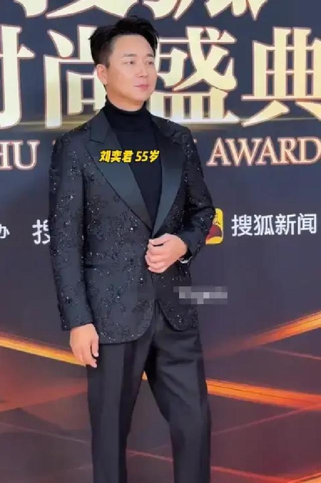 北京红毯	，摔跤	、独眼龙造型、礼服搭棉鞋，走秀反成大型灾难现场