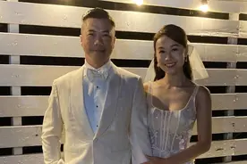马国明前女友黄心颖大婚？穿吊带拖尾婚纱甜笑，老公泥鯭连飙情话图片