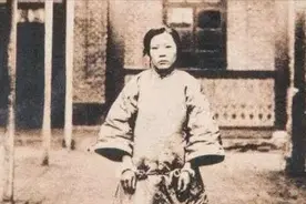 1950年我军剿匪时，俘虏一名女土匪，审讯时她却说：我也是红军图片