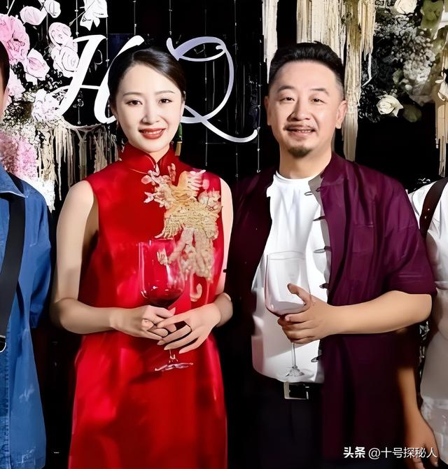 嫁给落魄时的黄海波，任劳任怨养夫多年，曲栅栅现终于苦尽甘来