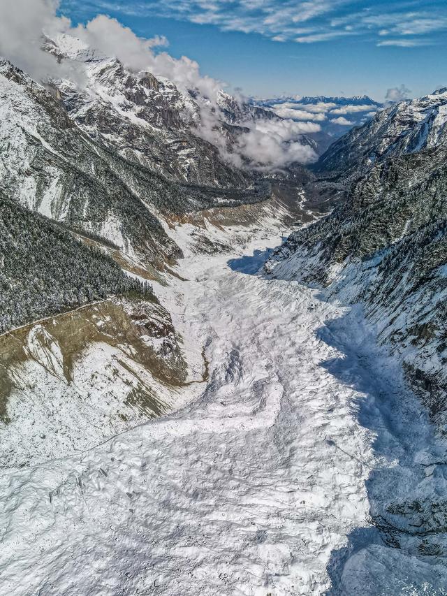 秋末初冬的海螺沟，是雪与金黄交织的双重浪漫