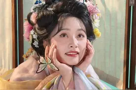 沈月晒古装写真 簪花仕女图美得好灵动 网友：给沈月递个古装剧本吧图片