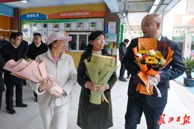 在海外征战也不忘母校，郑钦文托父母谢师恩图片