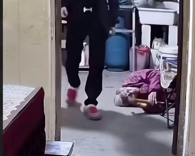 母亲被儿子暴打后续：男子身份被扒、高清正面照流出，悬针纹明显