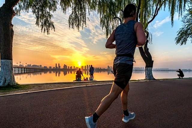 能坚持早起跑步的人，没有一个是弱者