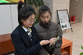 襄垣农商银行“代办式”服务为民解忧图片