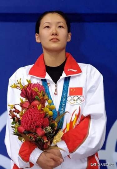 恩爱了23年，73岁的梁锦松开始衰老萎缩，47岁的伏明霞正绚烂如花