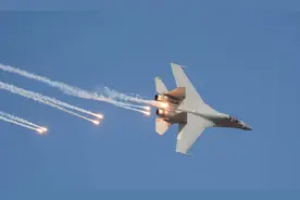 歼-16重型战机在南海亮剑，台媒：解放军成功驱逐，美菲落荒而逃图片