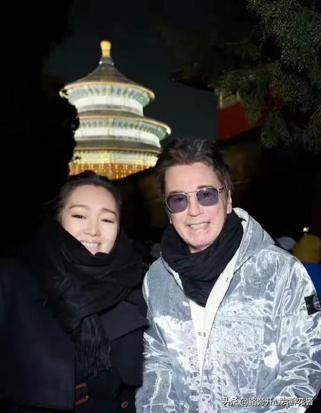 59岁巩俐带老公回北京，带77岁的雅尔打卡北京中轴线，老公好年轻