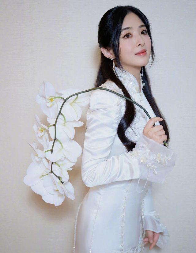 张含韵的奶欲更勾人，36岁依旧童颜，身材却饱满成熟韵味满满