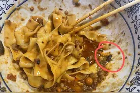 面里吃出蟑螂，男子凌晨身体不适就医！店员：是他自己放进去的！图片