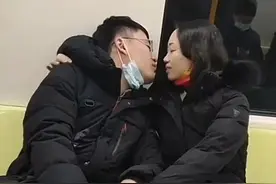地铁上的浪漫瞬间：一对情侣的热吻引发无数羡慕眼光！:)图片