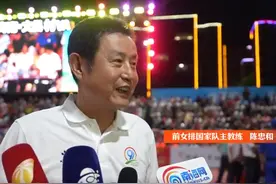 67岁陈忠和近况曝光，现身海南看“村VA”球赛，头发花白老态凸显图片