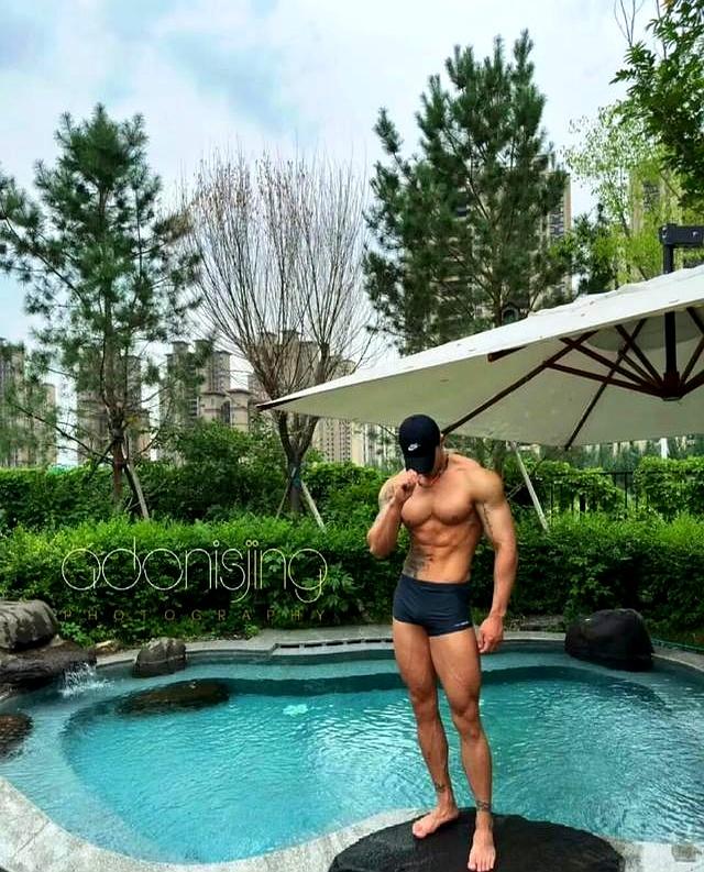 身高187的健身肌肉男网红	，野外写真秀身材颜值，简直绝绝子