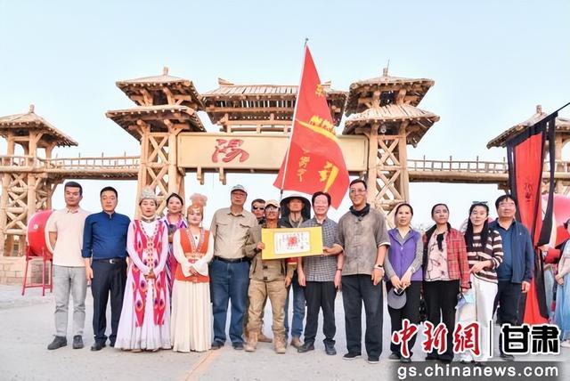 新疆“东天山来的骆驼队”秋游敦煌