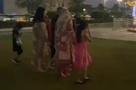 巴基斯坦现在室外温度是40度左右，看看巴铁女人穿什么样衣服出门图片