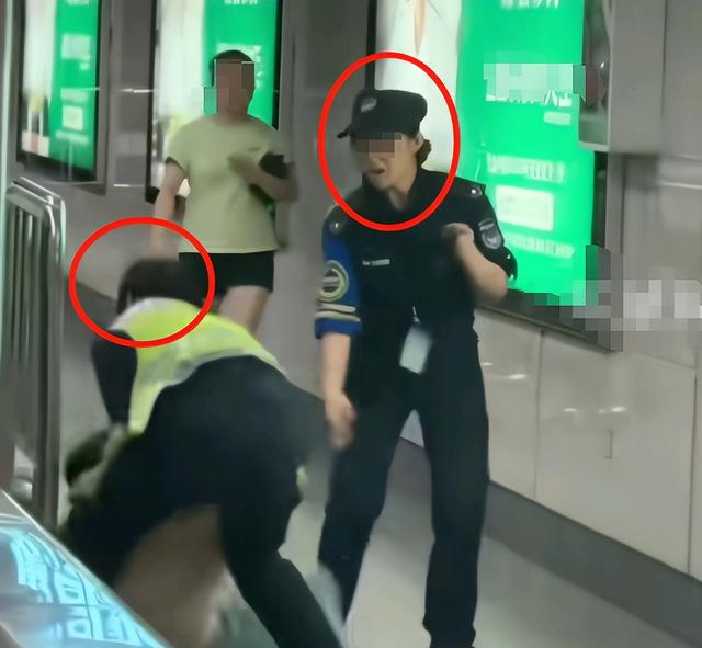 女子地铁追打安检员后，恶心一幕出现，女安检好心劝阻遭质疑