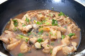 不论炖什么鱼，都要记得加这2种料，肉烂鲜香，特入味！图片