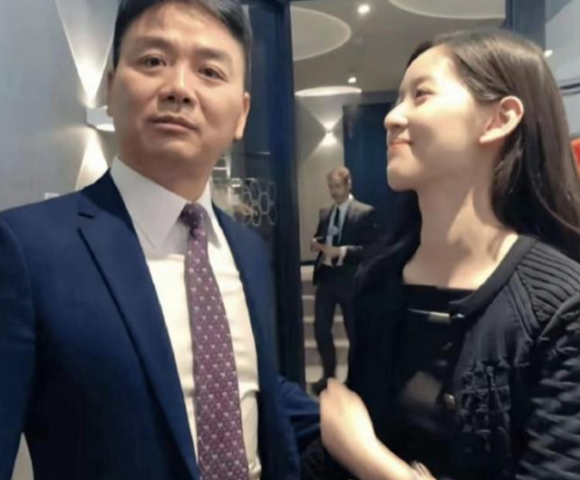 刘强东章泽天久违合体仅3天，令人恶心的一幕上演，杨颖也被牵连