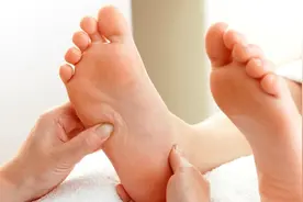 俗语说“脚底发热是大病预兆”！医生提醒：这些信号不能忽视！图片