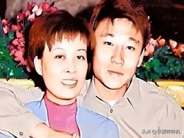 那英老公被曝出轨，餐桌上甜蜜互动，餐后一同归家