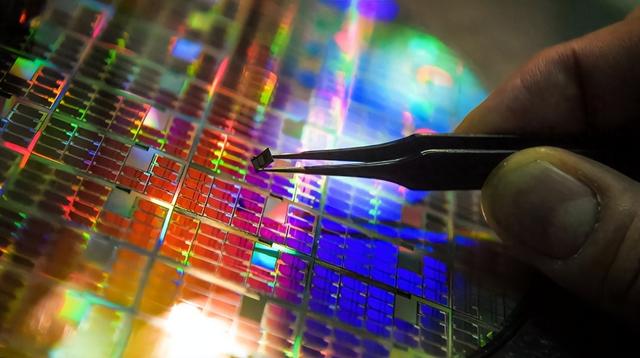 报复还是自坑？日本故意卡脖子！高市早苗准备下达禁令，有一样东西，坚决不准卖给中国