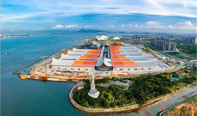 厦门国际博览中心，由展览中心、会议中心、会展酒店等组成