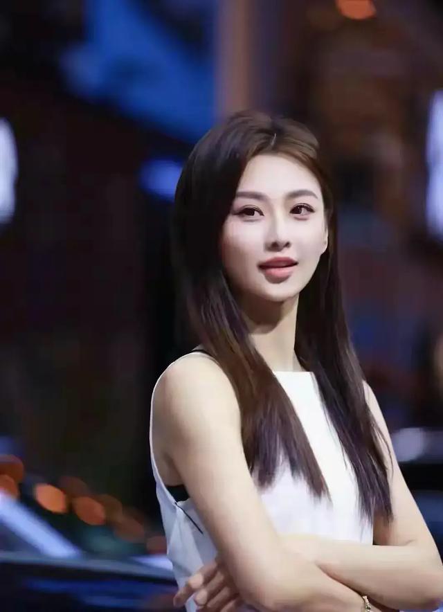 苏一宁,身高177厘米,体重56公斤,车模姐姐,人称少妇天花板